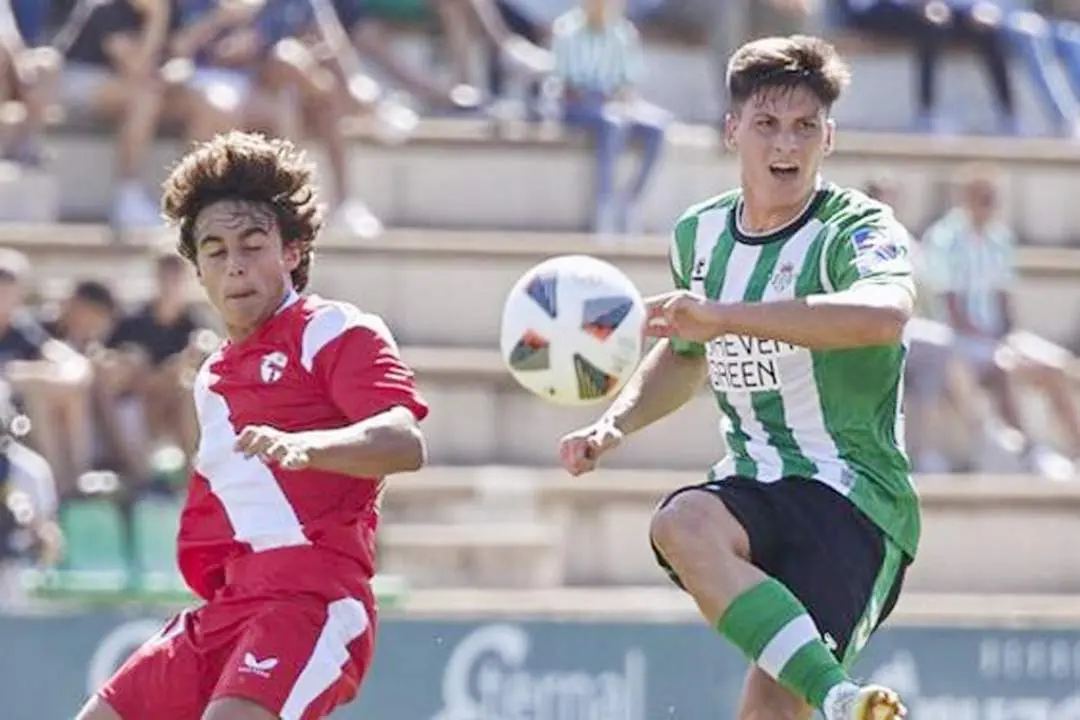 Una acci&oacute;n del partido entre el Betis Deportivo y el Sevilla Atl&eacute;tico - RB