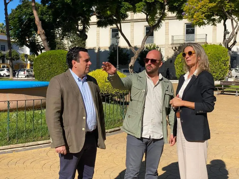 El alcalde, Germ&aacute;n Beardo, junto a la concejala Danuxia Enciso y el concejal  Curro Mart&iacute;nez.  - Viva. 