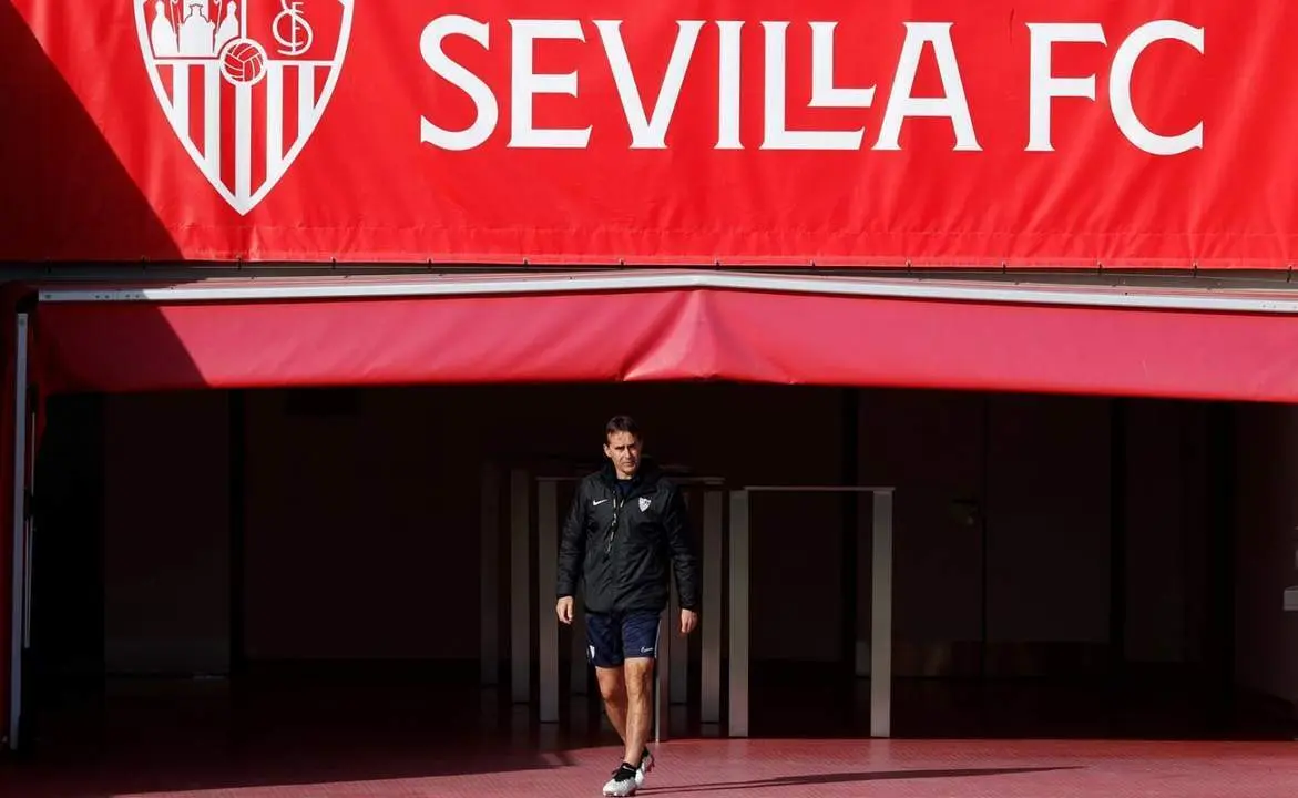 El entrenador del Sevilla FC, Julen Lopetegui, salta al campo del estadio Jes&uacute;s Navas este jueves. - efe
