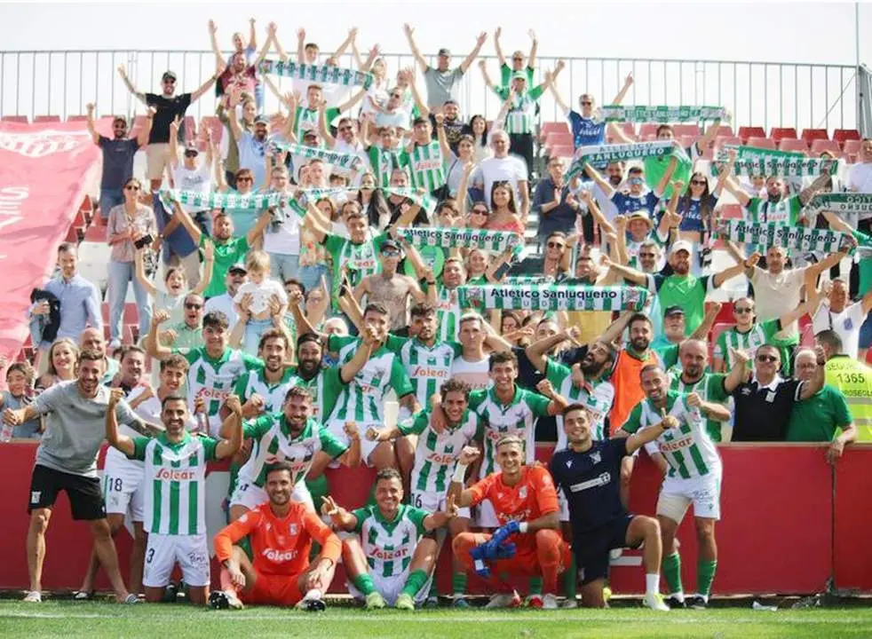 El Atl&eacute;tico Sanluque&ntilde;o celebra con su afici&oacute;n el triunfo obtenido - ASCF