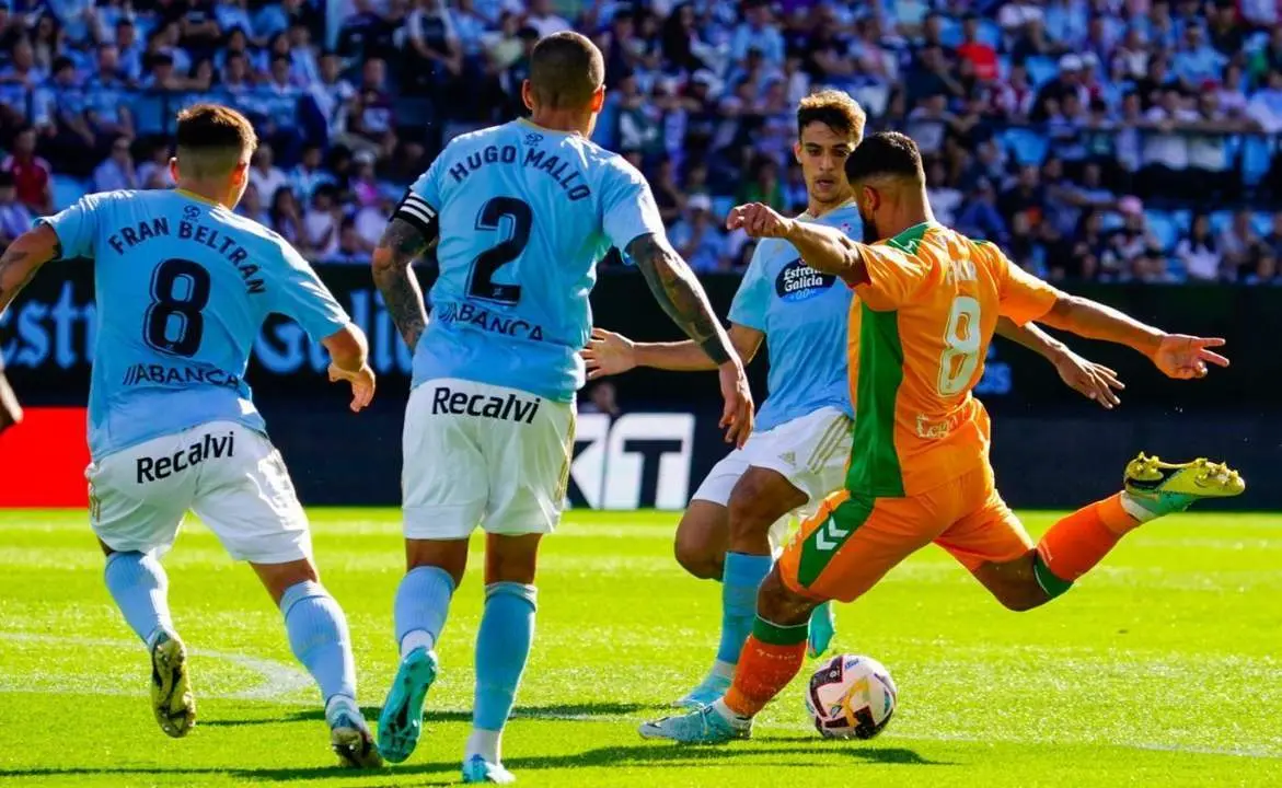 El futbolista del Betis, Nabil Fekir, durante el duelo contra el Celta. - rbb