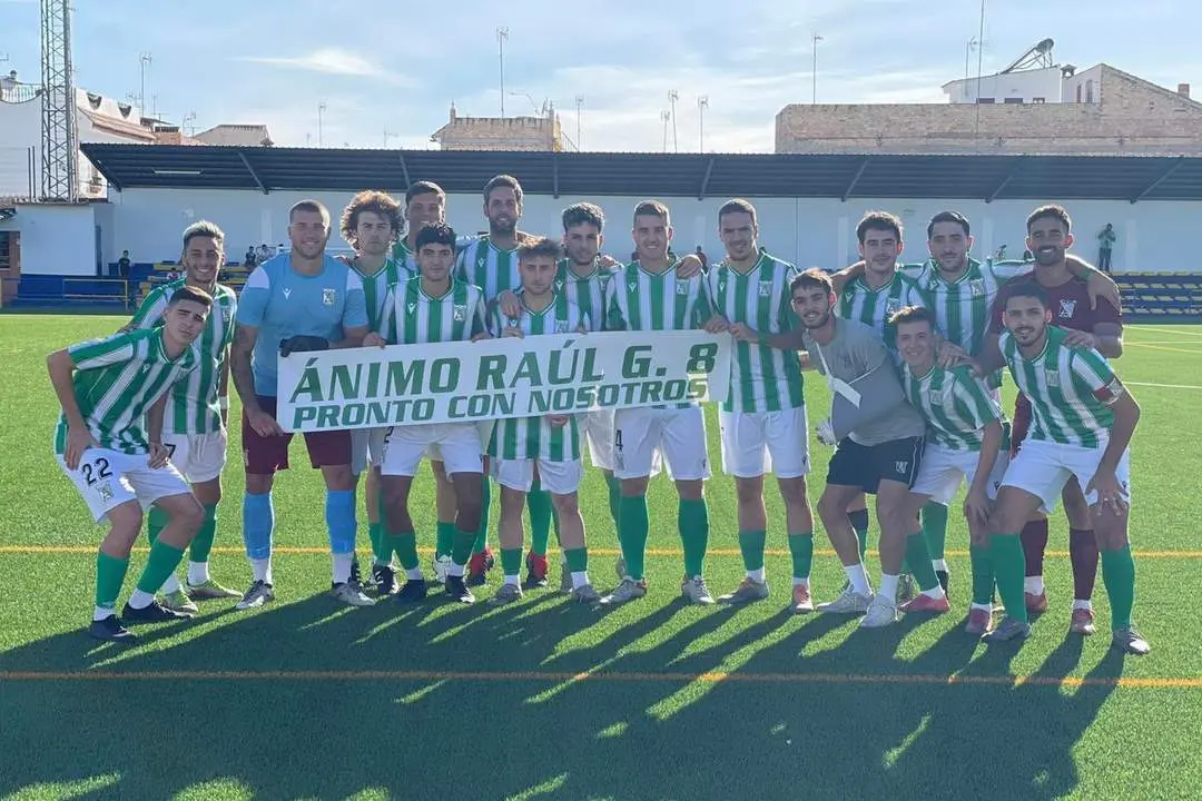 El Atl&eacute;tico Sanluque&ntilde;o B con la pancarta de apoyo a Ra&uacute;l Gal&aacute;n - ASCF