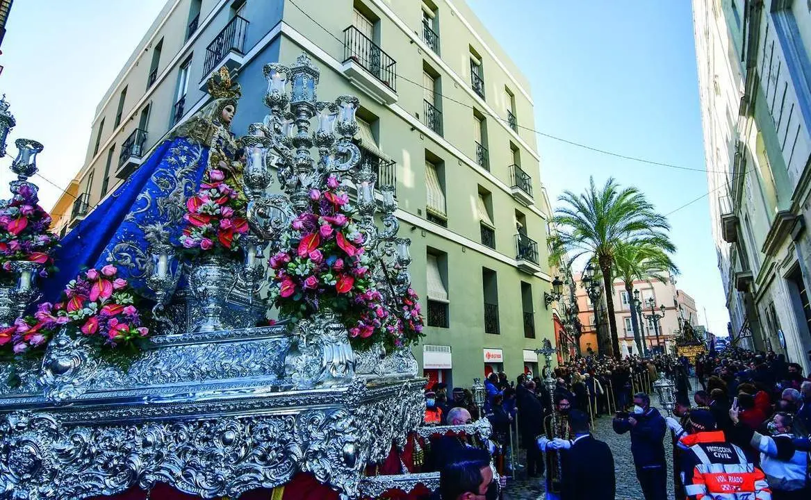 Encuentro de la Virgen del Rosario y el Nazareno el pasado d&iacute;a 8 de octubre de 2021 con las calles de C&aacute;diz abarrotadas de p&uacute;blico. - Eulogio Garc&iacute;a