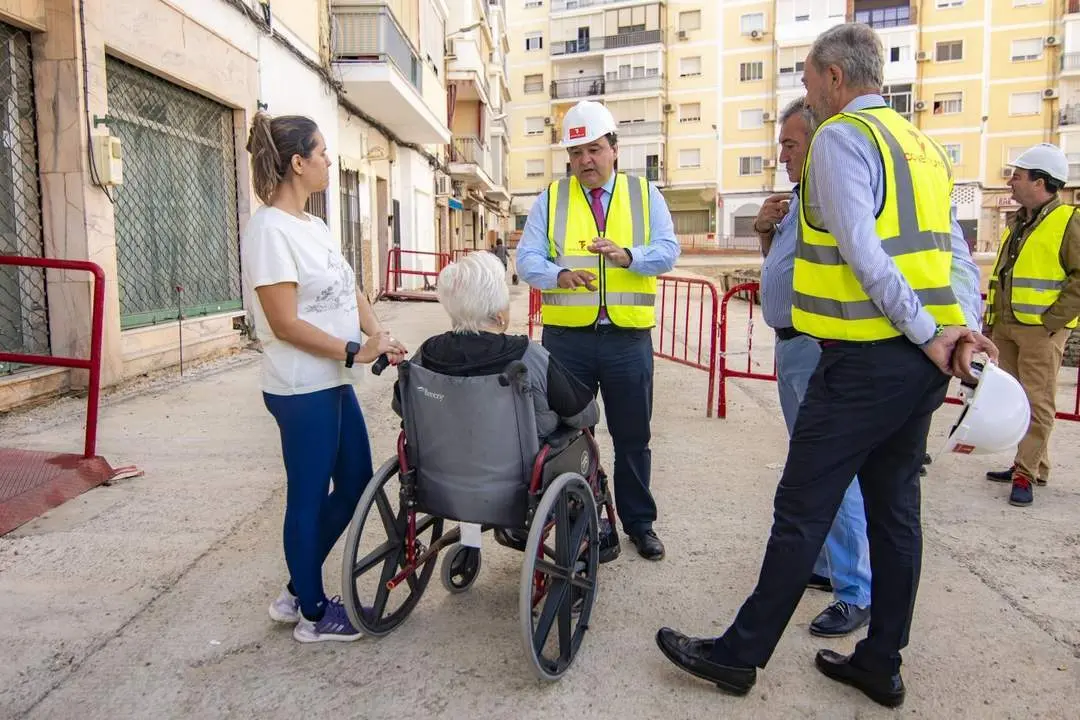 Visita a las obras de peatonalizaci&oacute;n de la plaza de Los Dolores. - VH