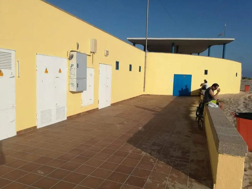 M&oacute;dulos de playa en C&aacute;diz, en los que trabajan m&aacute;s de medio centenar de limpiadoras.  - Viva