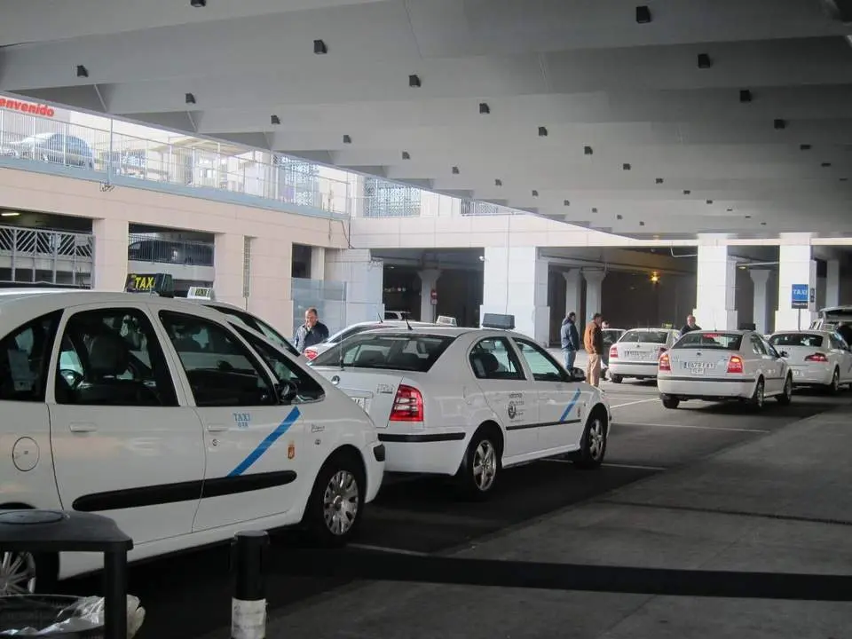 Taxistas en el Aeropuerto. - EP