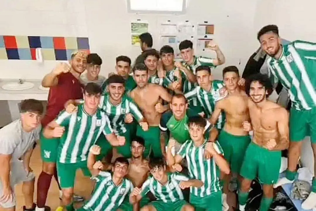 El equipo juvenil A del Atl&eacute;tico Sanluque&ntilde;o celebra el triunfo obtenido en Lebrija - ASCF