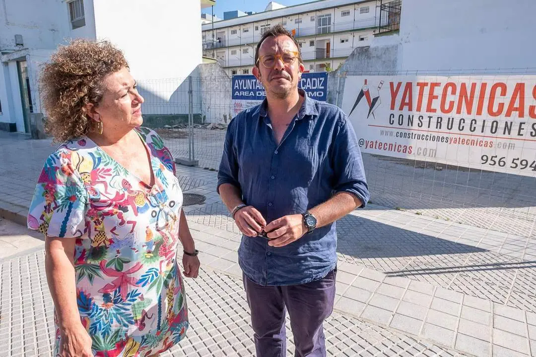 El alcalde de C&aacute;diz, Jos&eacute; Mar&iacute;a Gonz&aacute;lez, y la concejala de Vivienda, Eva Tub&iacute;o, en las obras en calle Setenil. - VIVA