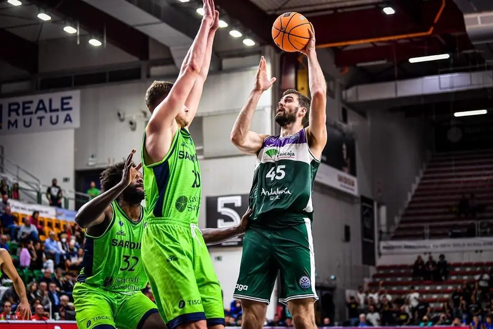 El Unicaja se impuso al Sassari en Cerde&ntilde;a con un acertado David Kravish, que demostr&oacute; que tambi&eacute;n puede ser anotador.  - BCL