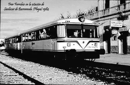 El tren, en la estaci&oacute;n de Sanl&uacute;car, en 1984.  - Andaluc&iacute;a Informaci&oacute;n