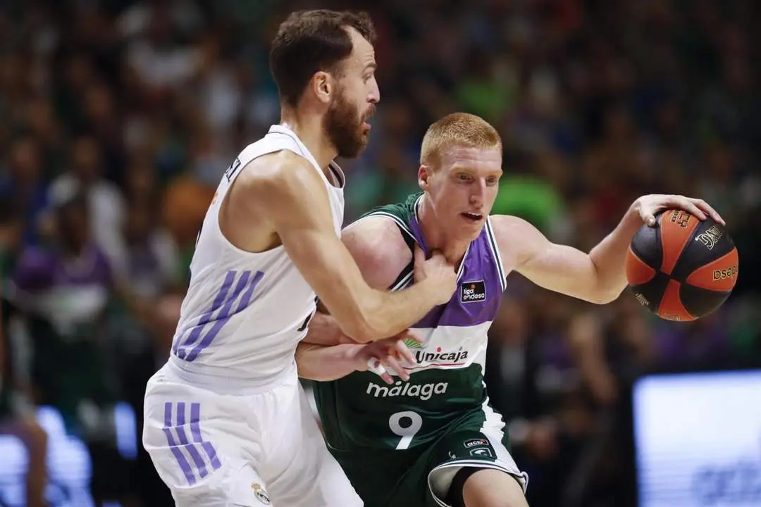 Chacho Rodr&iacute;guez y Alberto D&iacute;az, en el duelo de las defensas en el Carpena. - EFE