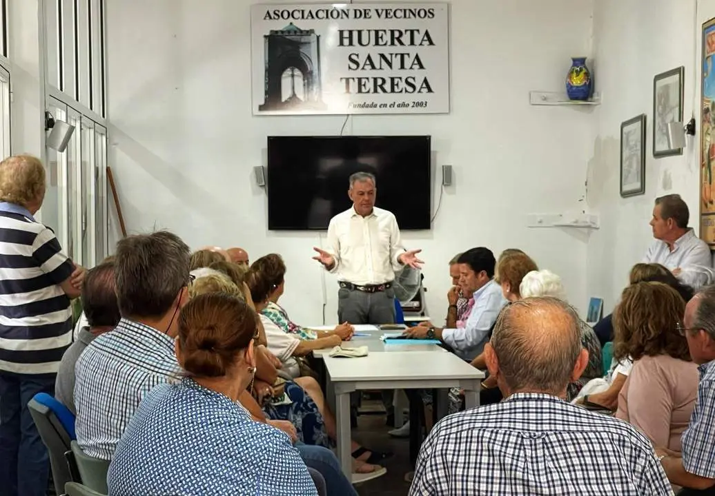 Sanz con los vecinos de Huerta de Santa Teresa. - PP