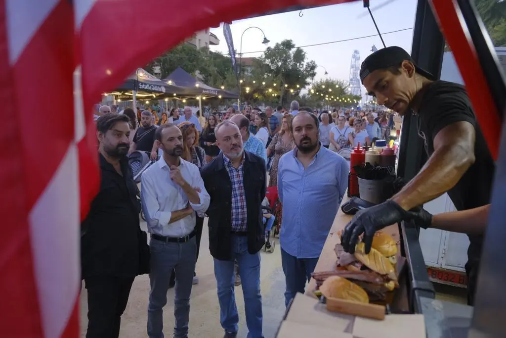 El alcalde, en el Campeonato de Foodtrucks celebrado en Sanl&uacute;car.  - A. I.