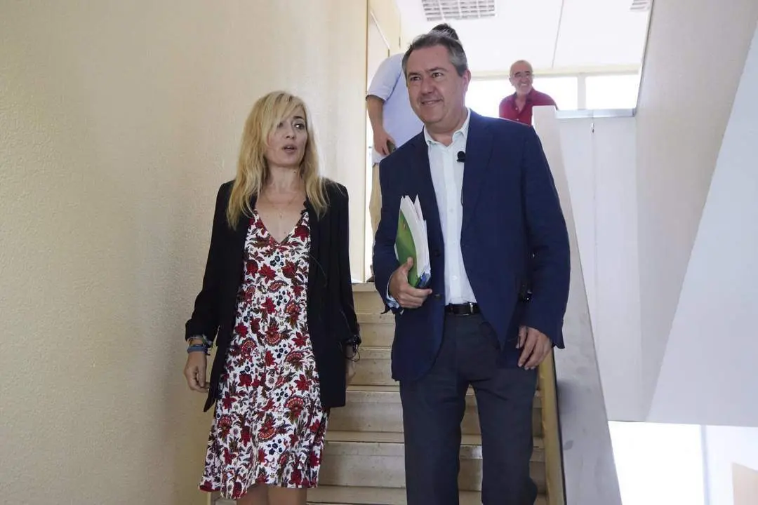 El secretario general del PSOE-Andaluc&iacute;a, Juan Espadas, y la secretaria general de UGT en Andaluc&iacute;a, Carmen Castilla, este lunes en Sevilla. - JOAQU&Iacute;N CORCHERO / EP 