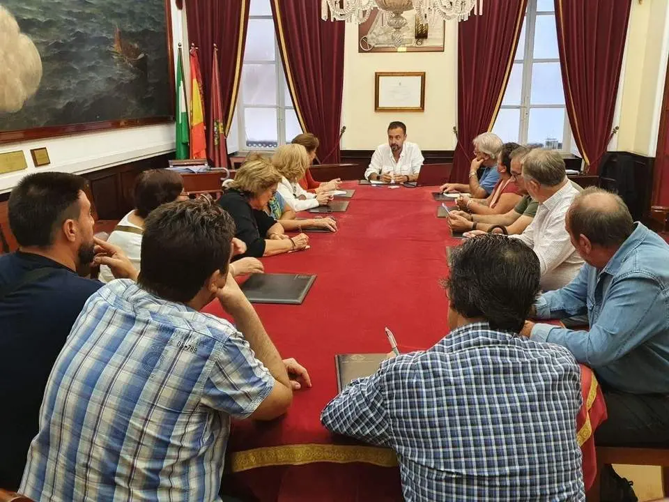 Jos&eacute; Ram&oacute;n P&aacute;ez, con asociaciones de vecinos para &aacute;bordar c&oacute;mo hacer frente a la subida de la luz. - E. P.