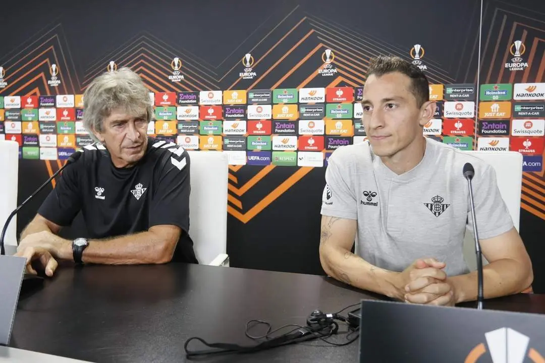 Pellegrini y Guardado durante la rueda de prensa posterior al entrenamiento. - Jose Manuel Vidal/EFE