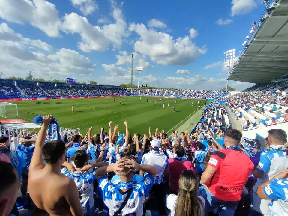 Doce horas de viaje para ver al M&aacute;laga CF hundirse: as&iacute; se vive un desplazamiento