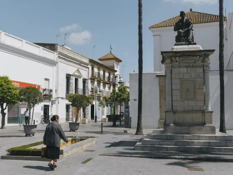 Estatua de Antonio de Nebrija en Lebrija. - 