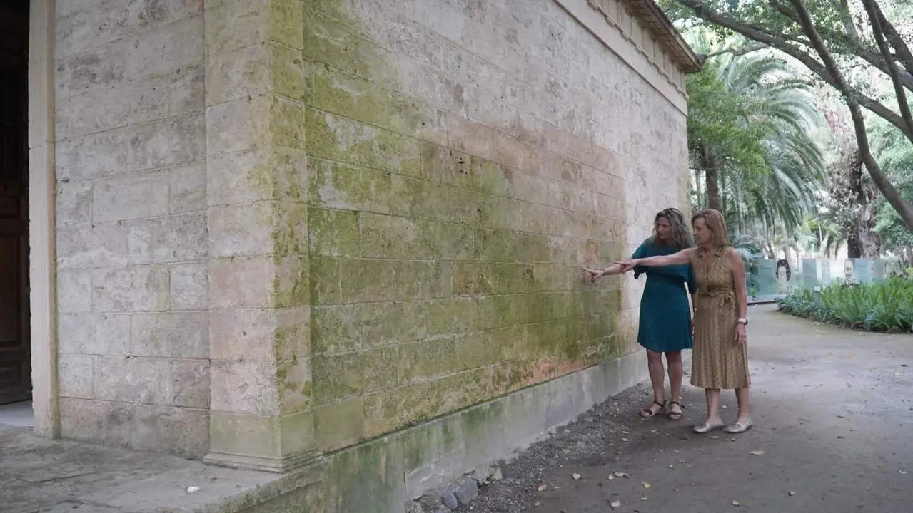 Las socialistas Bego&ntilde;a Media y Lorena Do&ntilde;a, junto al Museo Loringiano de La Concepci&oacute;n. - PSOE
