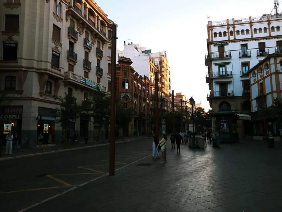 Plaza de la Campana, con la calle Mar&iacute;n Villa al fondo. - AG/EP