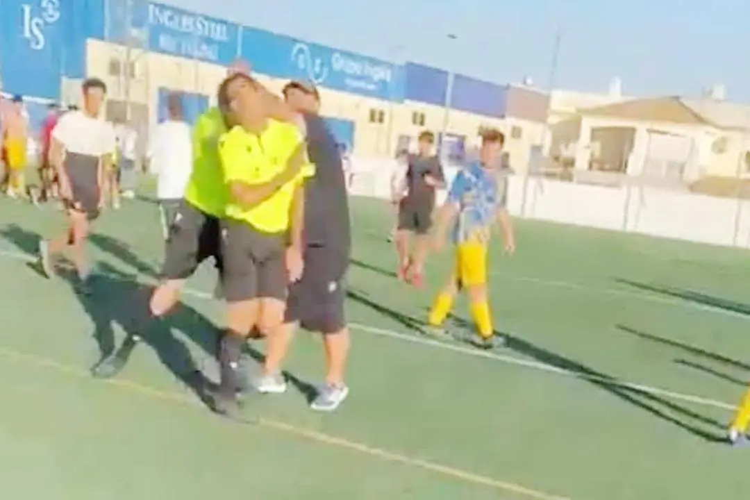 Momento de la agresi&oacute;n que recibi&oacute; el joven &aacute;rbitro sanluque&ntilde;o David Fern&aacute;ndez - A. I.