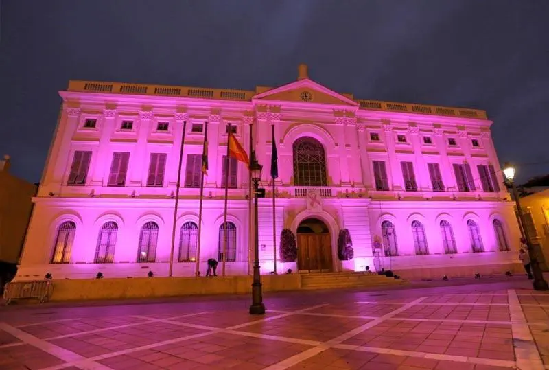 El Ayuntamiento de El Puerto ilumina la fachada de rosa.  - Viva. 