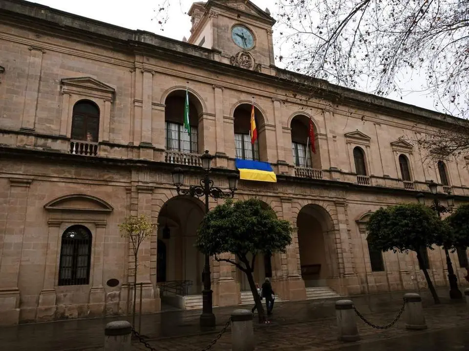 Fachada del Ayuntamiento de Sevilla con una bandera ucraniana. - AYTO