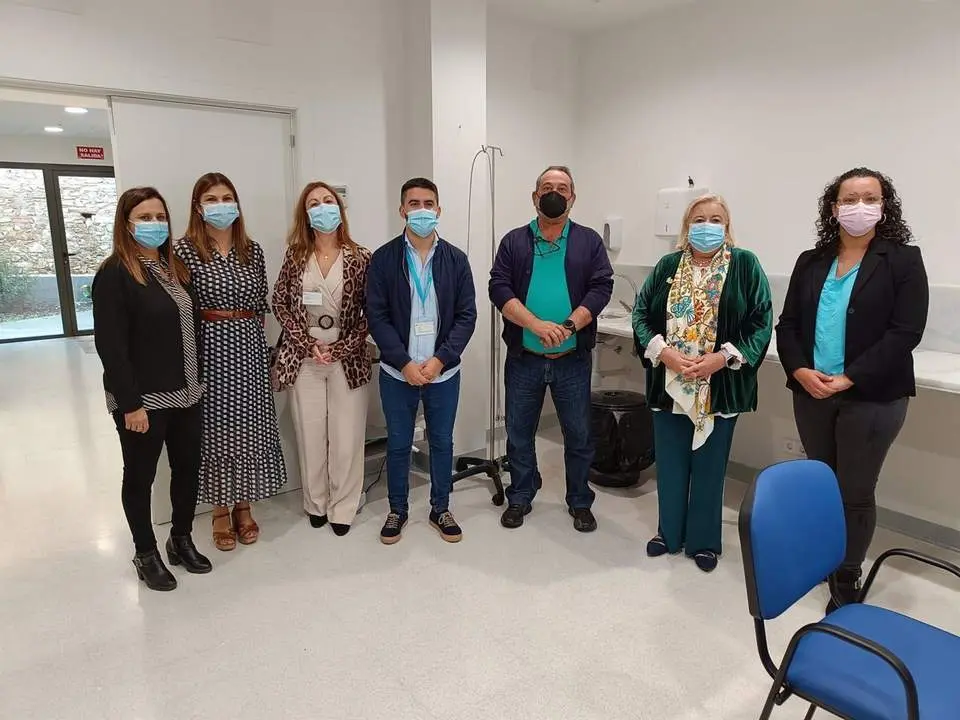 Visita de la delegada de Salud y Consumo en Huelva, Manuela Caro, al nuevo consultorio de Galaroza. - 
