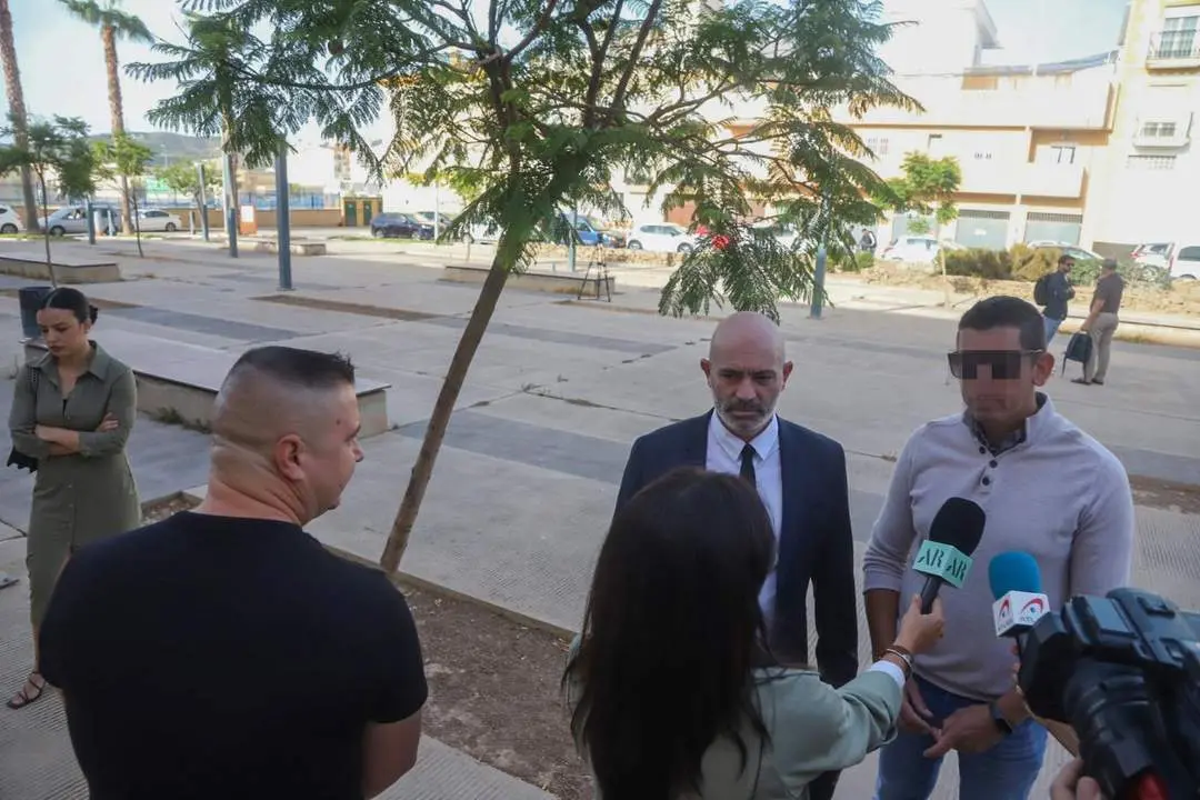 El investigado ante la prensa en presencia del hermano de Dana. - &Aacute;lex Zea/EP