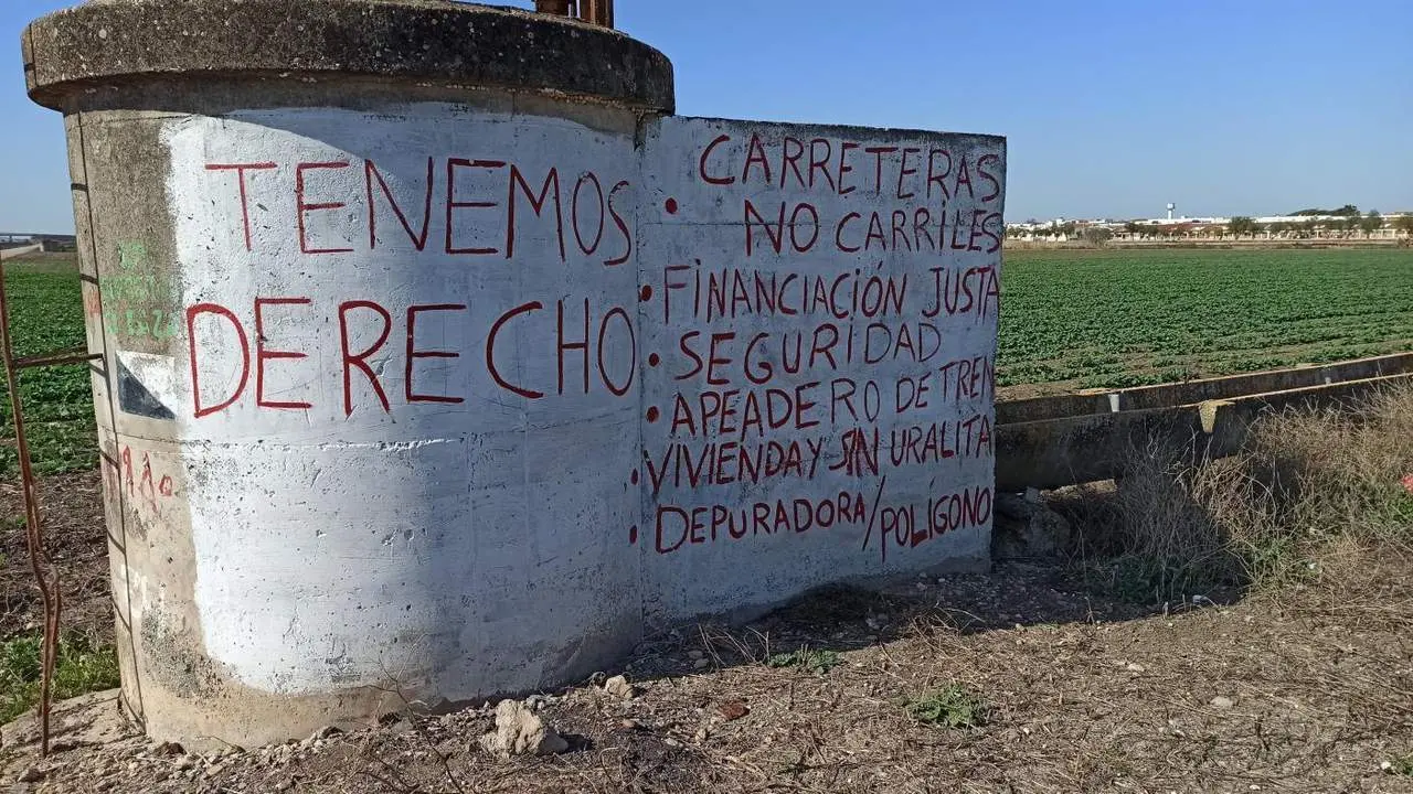 Reivindicaciones en una antigua construcci&oacute;n a la entrada de Marismillas. - EUROPA PRESS