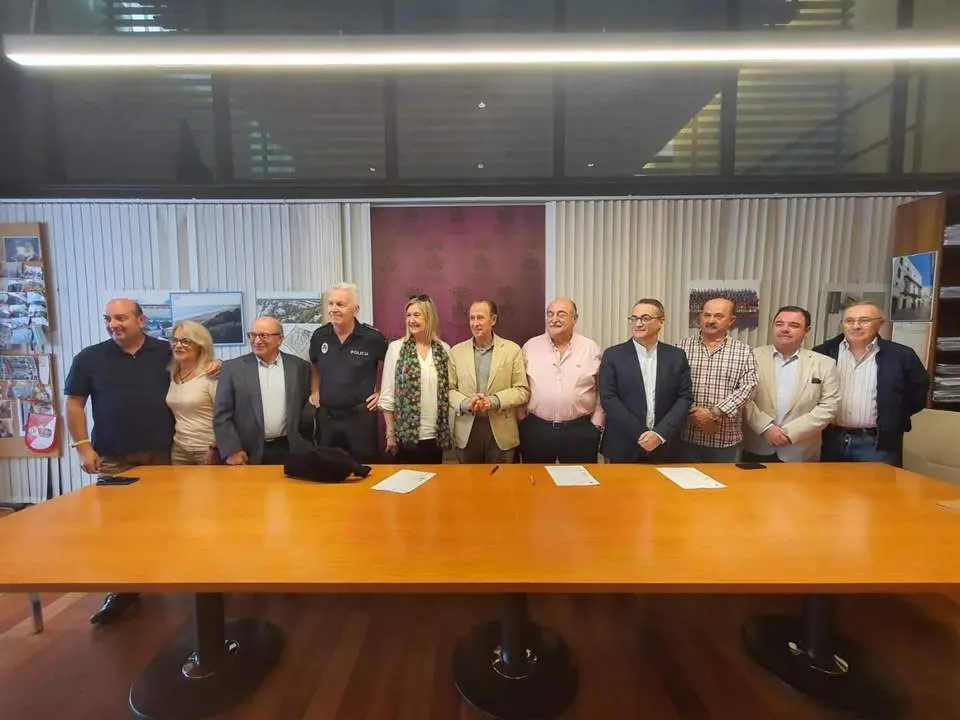 El alcalde de la ciudad y el presidente de la Asociaci&oacute;n de Reyes Magos de Chiclana firman el convenio de colaboraci&oacute;n para esta campa&ntilde;a - Cedida