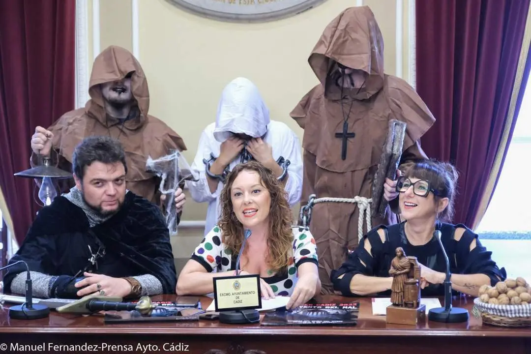 Las concejalas Lorena Garr&oacute;n y Montemayor Mures, con los siniestros personajes del convento del mal.  - VIVA