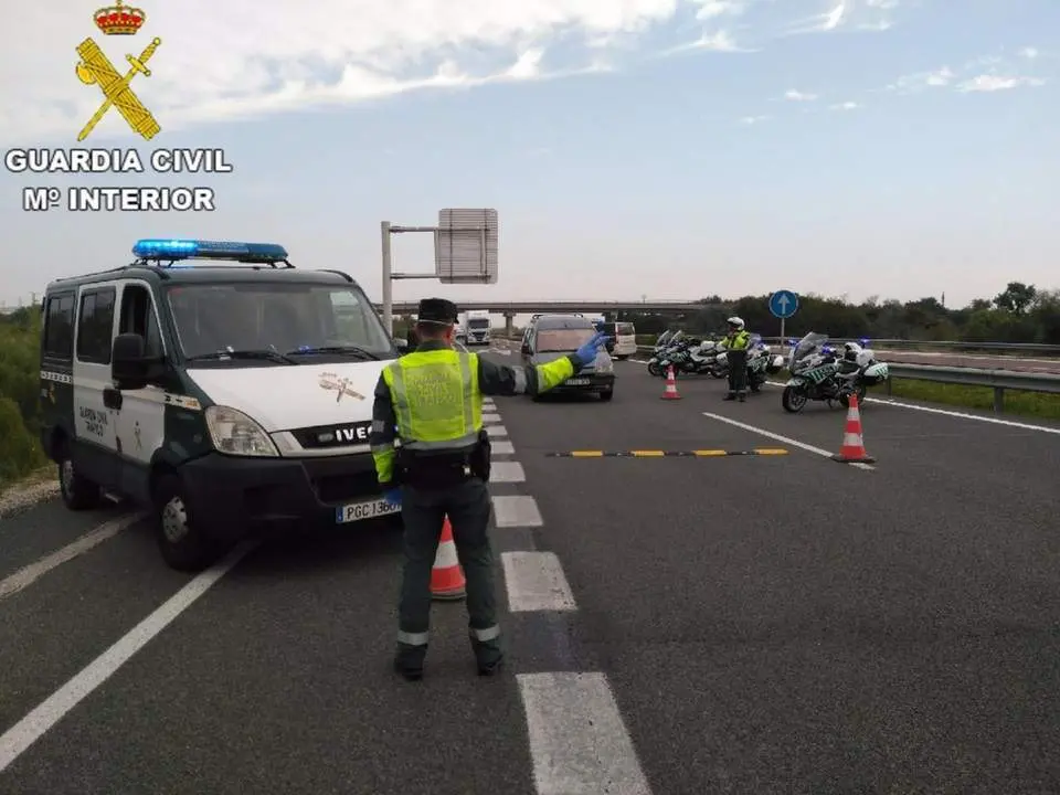 Imagen de archivo de un control de carretera de la Guardia Civil. - GUARDIA CIVIL