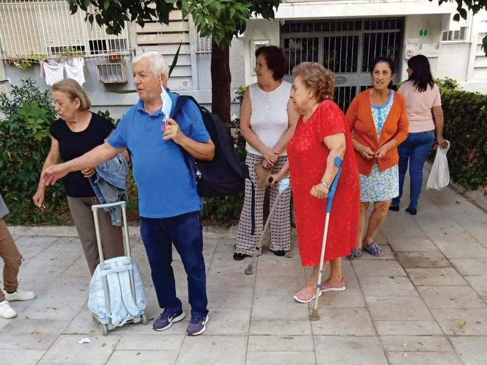 Vecinos, ante el portal de su edificio.  - Andaluc&iacute;a Informaci&oacute;n