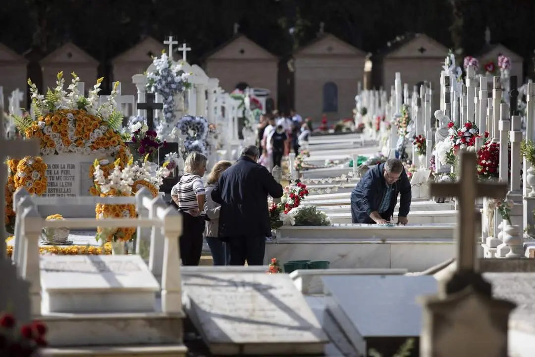 El Cementerio de San Fernando el d&iacute;a previo a la festividad de Todos los Santos. - ARCHIVO