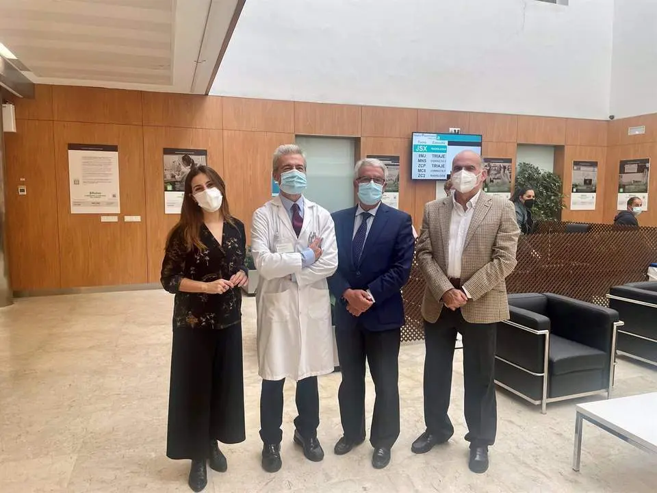 En la imagen, el gerente de la AECC, Francisco V&aacute;zquez; Bego&ntilde;a Sabat&eacute;, coordinadora de voluntariado de la AECC; el director m&eacute;dico del Quir&oacute;nsalud, Manuel Barrientos, y el director gerente del centro, Obdulio Rodr&iacute;guez Armijo. - 