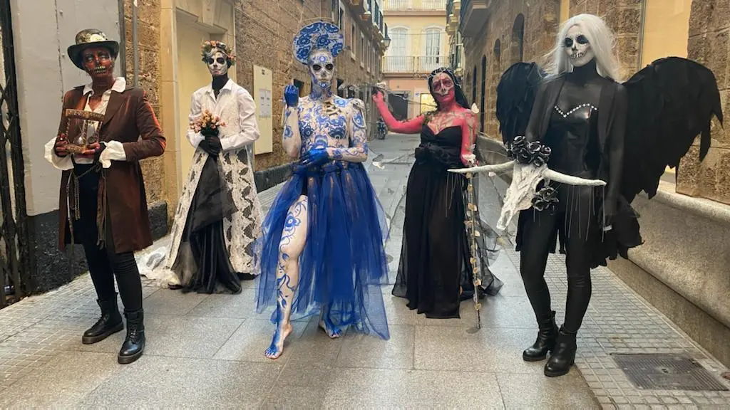 Son muchos los gaditanos que ultiman los detalles de su disfraz para Halloween.  - Viva C&aacute;diz