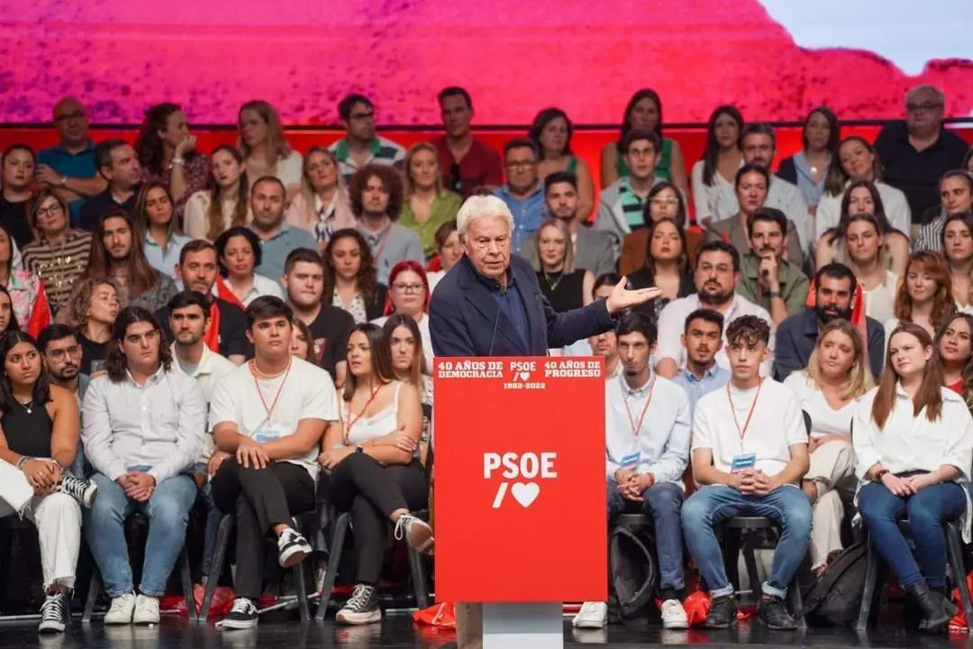 El expresidente del Gobierno Felipe Gonz&aacute;lez interviene en el acto en Sevilla por el 40 aniversario del triunfo de 1982. - EP