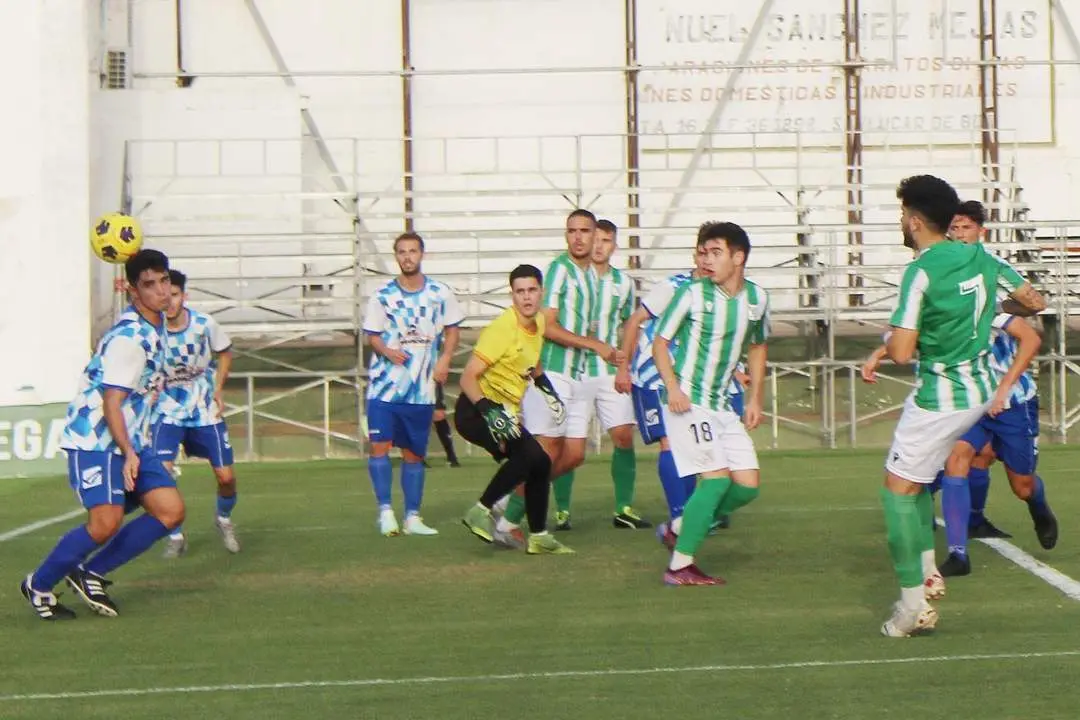 Momento en el que el Atl&eacute;tico Sanluque&ntilde;o B logra el 1-0 por mediaci&oacute;n de Paolo - Ra&uacute;l J. Bustillos