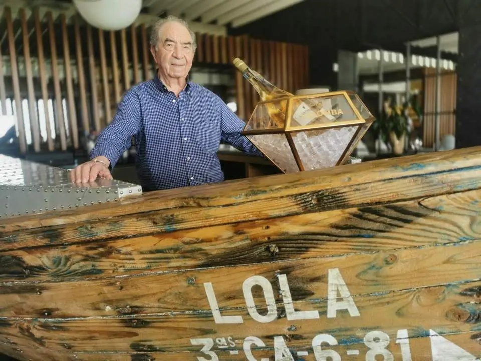 Antonio Mota en su restaurante en Zahara de los Atunes. - 