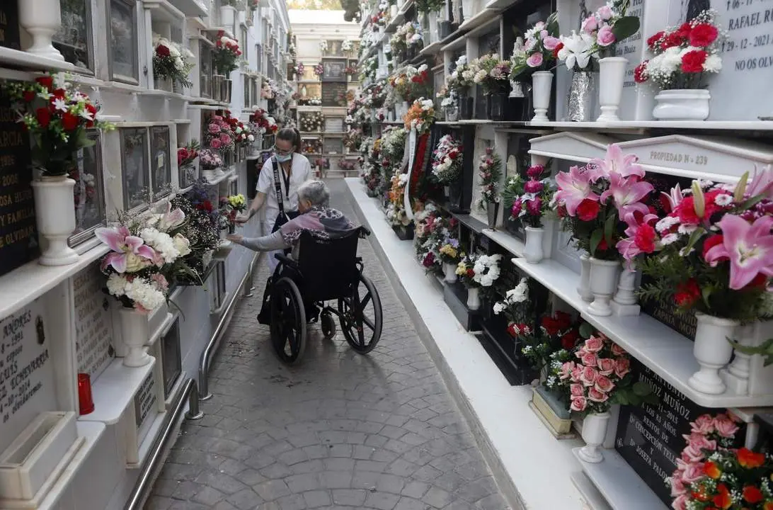 M&aacute;laga cumple los rituales de difuntos y de todos los santos