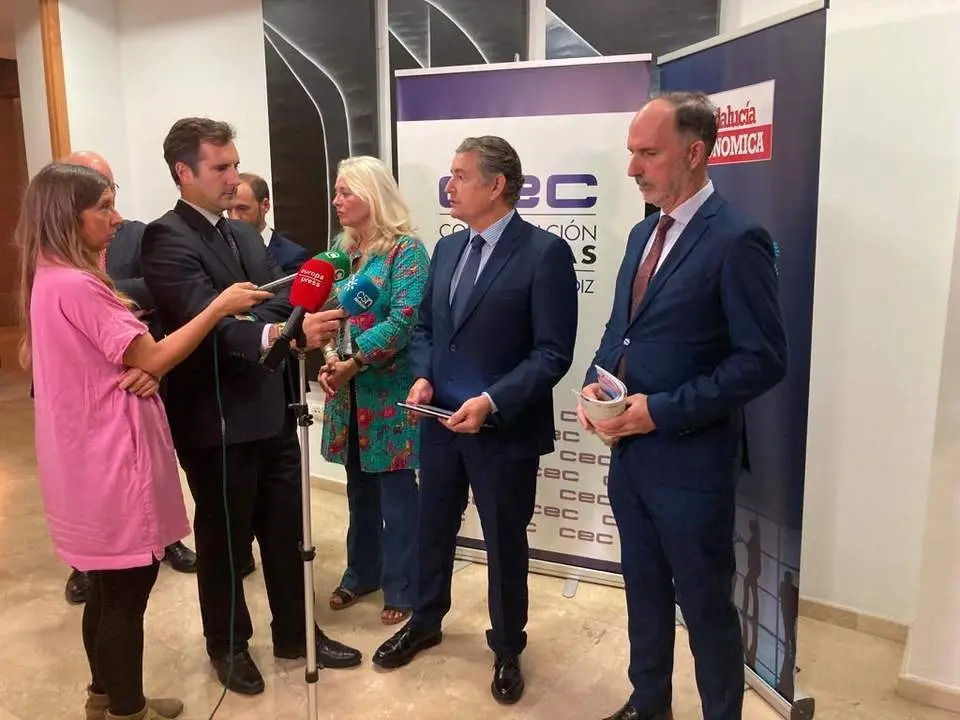 El consejero de Presidencia, Antonio Sanz, ante los medios de comunicaci&oacute;n, en la sede de la Confederaci&oacute;n de Empresarios de C&aacute;diz. - VIVA