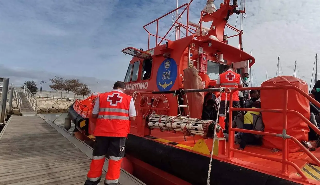 Salvamar Suhail en el instante previo al desembarco en Puerto Am&eacute;rica de los 23 varones rescatados a 6 millas al oeste de cabo Roche (C&aacute;diz) - 