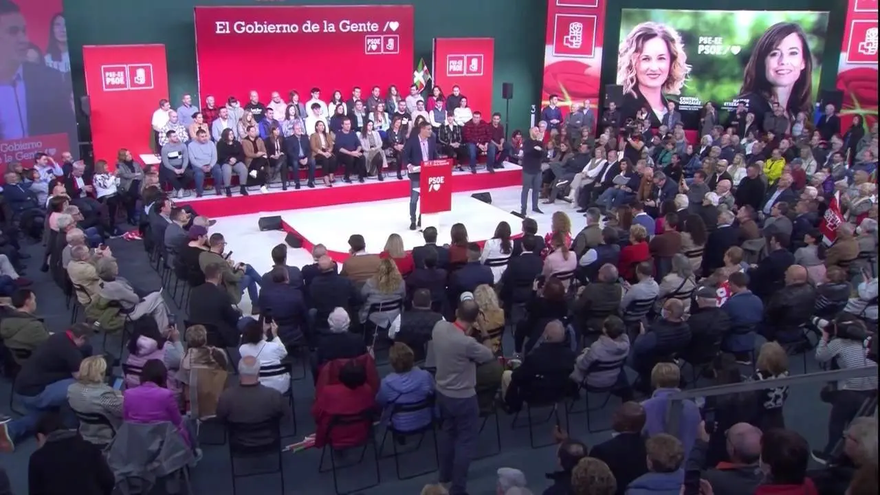 S&aacute;nchez defiende que una democracia como es Espa&ntilde;a "no rinde tributos ni a los dictadores ni a sus secuaces"