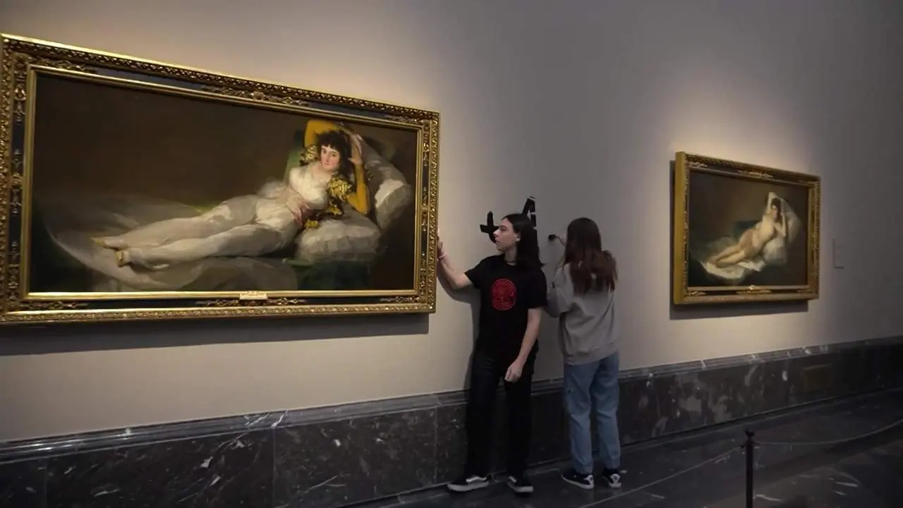 Dos activistas se pegan a los marcos de los cuadros de 'Las Majas' de Goya en el Prado