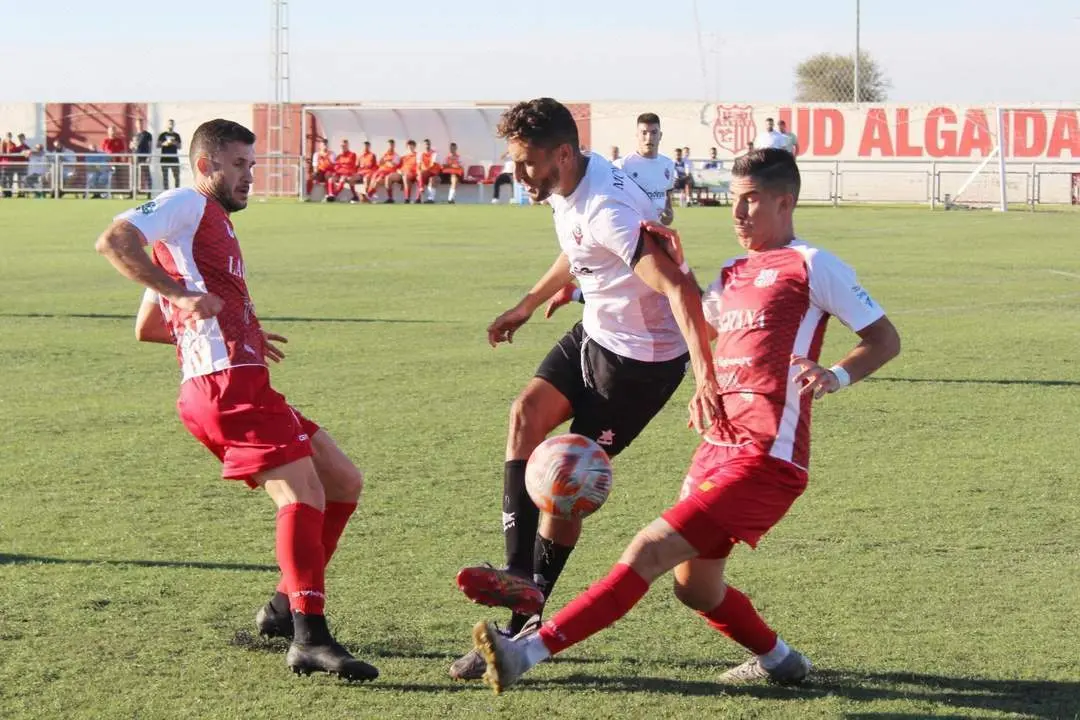 &Aacute;lex Colorado y Quintero presionan a un jugador del Cabecense - Ra&uacute;l J. Bustillos