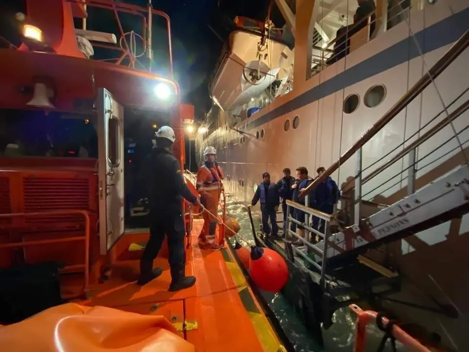 Efectivos durante el rescate.  - Viva