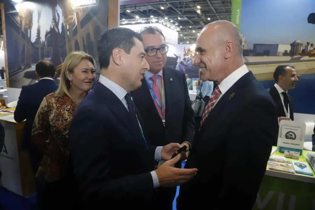 El presidente de la Junta y el alcalde charlan en la WTM. - Efe