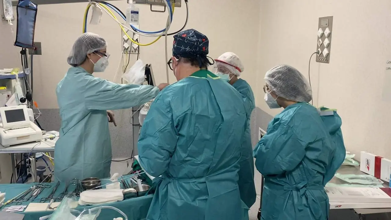 Un equipo de 50 profesionales operan con &eacute;xito a un beb&eacute; con una patolog&iacute;a pulmonar