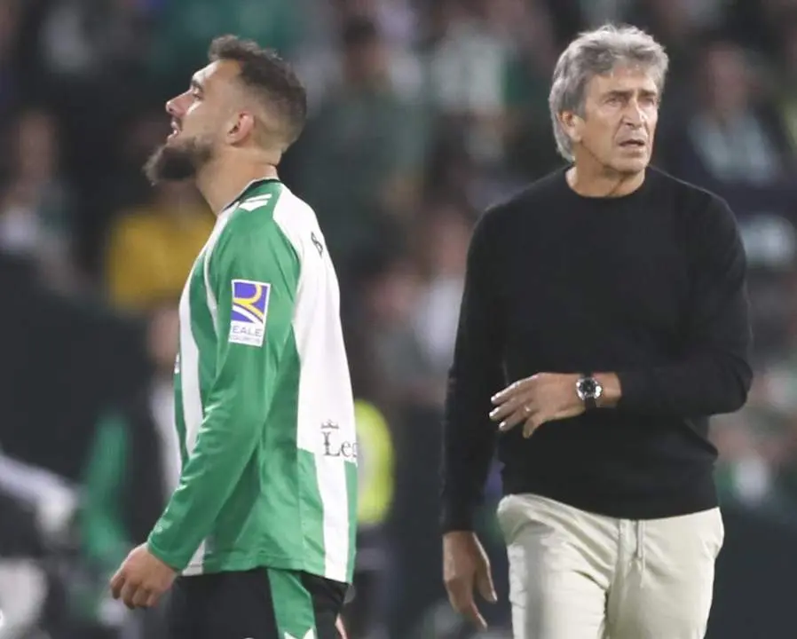 Borja Iglesias se marcha tras ser expulsado del Gran Derbi. - efe